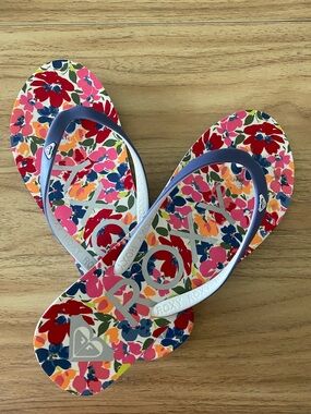 Roxy Floral Flip Flops in Pink, Red & Navy